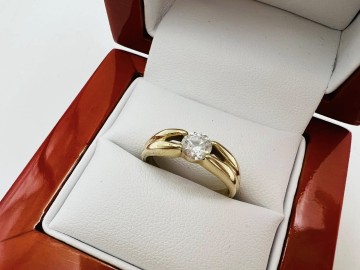 Złoty pierścionek  Pr&oacute;ba 585  Waga: 2.55 g