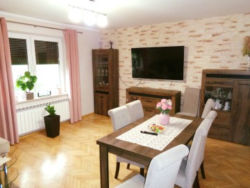 Okolice Ślesina &ndash; Dom z zabudowaniami gospodarczymi