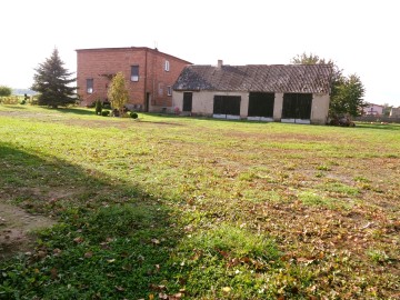 Okolice Ślesina &ndash; Dom z zabudowaniami gospodarczymi