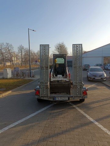 Transport przyczepą niskopodwoziową