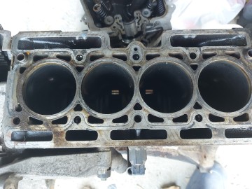 Sprzedam blok silnika z wałem do Clio 3 d4f 740