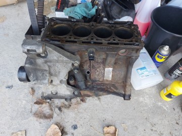 Sprzedam blok silnika z wałem do Clio 3 d4f 740