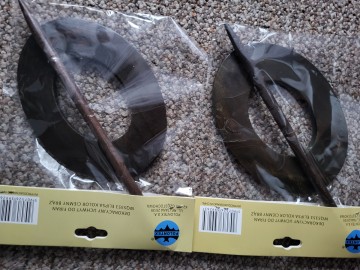 Uchwyty do firan lub zasłon.