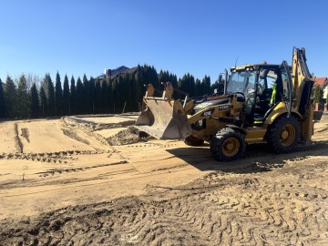 Usługi koparko-ładowarką, koparką gąsienicową i minikoparką.