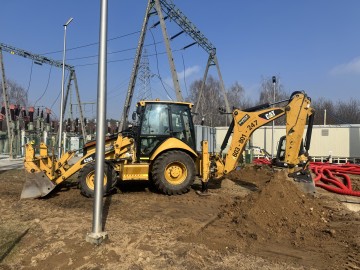 Usługi koparko-ładowarką, koparką gąsienicową i minikoparką.