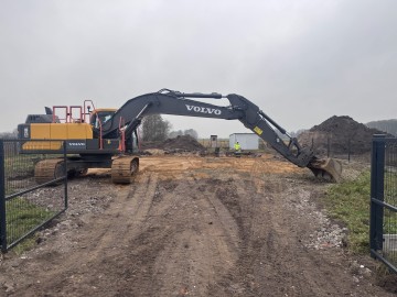 Usługi koparko-ładowarką, koparką gąsienicową i minikoparką.