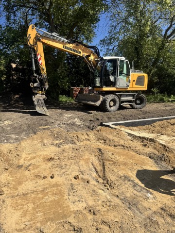 Usługi koparko-ładowarką, koparką gąsienicową i minikoparką.