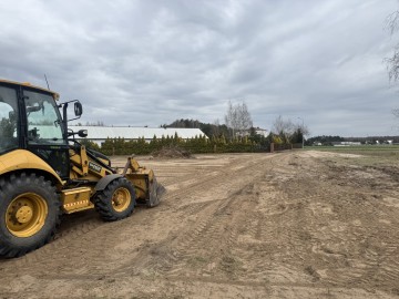 Usługi koparko-ładowarką, koparką gąsienicową i minikoparką.