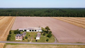 Okolice Ślesina &ndash; Dom z zabudowaniami gospodarczymi