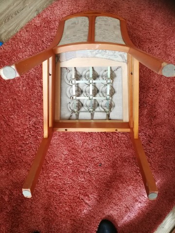 Sprzedam cztery drewniane wyściełane krzesła - firma Kler