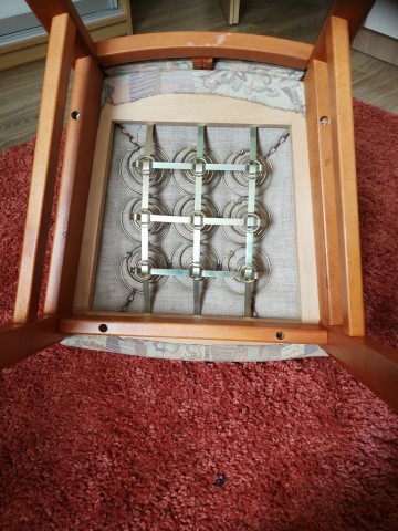 Sprzedam cztery drewniane wyściełane krzesła - firma Kler