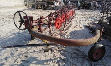 Posiadam do sprzedania sporo maszyn rolniczych.