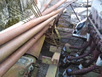 Posiadam do sprzedania stare maszyny rolnicze.