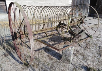 Posiadam do sprzedania stare maszyny rolnicze.