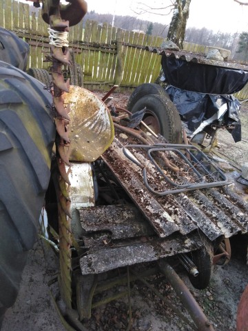 Posiadam do sprzedania stare maszyny rolnicze.