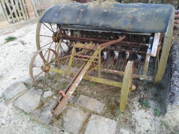 Posiadam do sprzedania stare maszyny rolnicze.