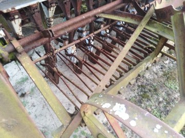 Posiadam do sprzedania stare maszyny rolnicze.