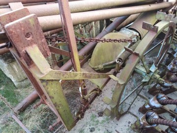 Posiadam do sprzedania stare maszyny rolnicze.