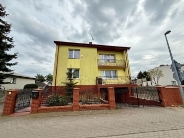 Na sprzedaż bardzo zadbany dom z pięknym ogr&oacute;dkiem