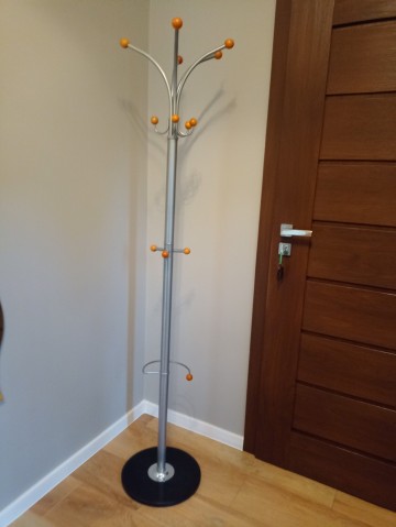Wieszak na ubrania stojący podłogowy