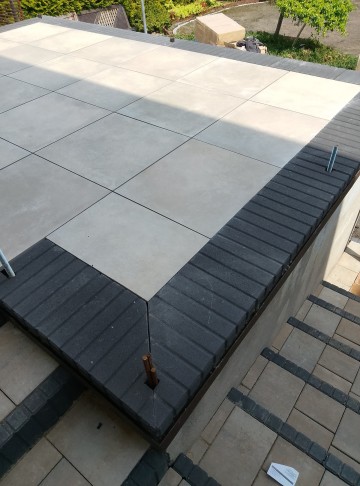 Prace brukarskie, układanie kostki brukowej