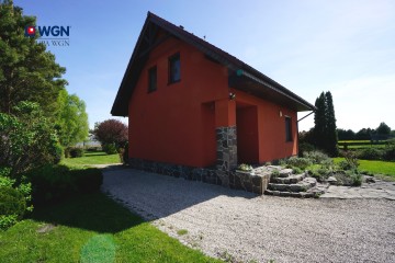 Dom nad Jeziorem Gopło z własną linią brzegową i pomostem