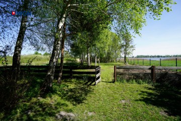 Dom nad Jeziorem Gopło z własną linią brzegową i pomostem