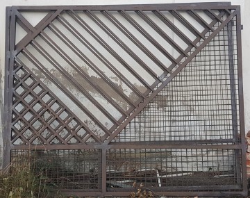 Duża masywna brama dwu skrzydłowa z dwoma furtkami