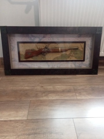 Obraz z repliką broni