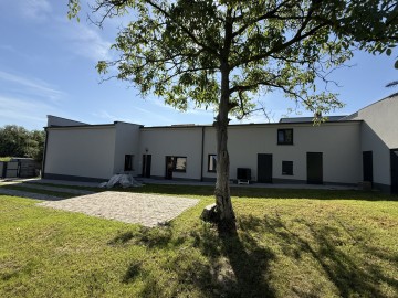 Dom z dwoma odrębnymi mieszkaniami i dużą działką