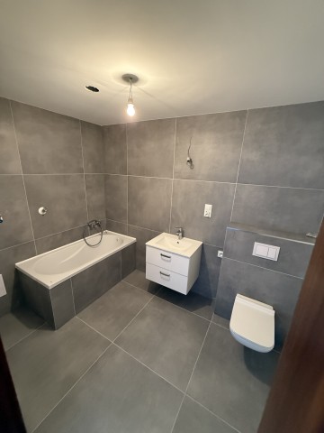 Dom z dwoma odrębnymi mieszkaniami i dużą działką