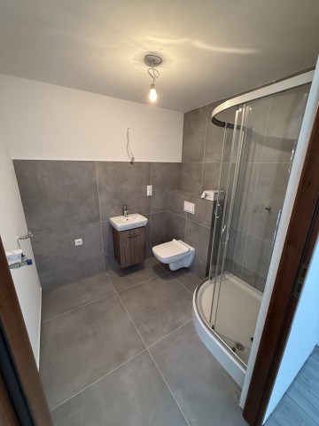 Dom z dwoma odrębnymi mieszkaniami i dużą działką