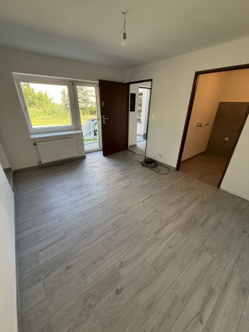 Dom z dwoma odrębnymi mieszkaniami i dużą działką