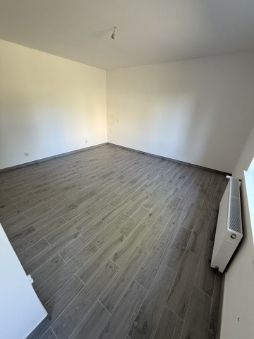 Dom z dwoma odrębnymi mieszkaniami i dużą działką