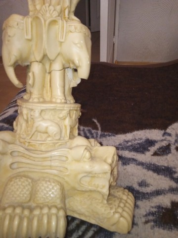 Stolik rzeźbiony kamienny