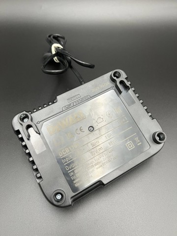 Ładowarka Dewalt 4A akumulator&oacute;w Li-ion z serii XR 12V i 18V