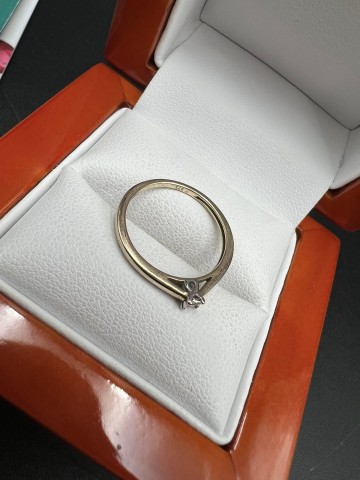 Złoty pierścionek YES z diamentem + certyfikat Pr&oacute;ba 375