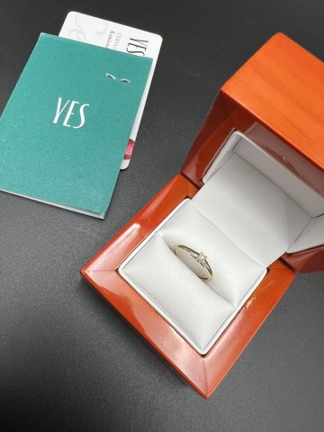 Złoty pierścionek YES z diamentem + certyfikat Pr&oacute;ba 375