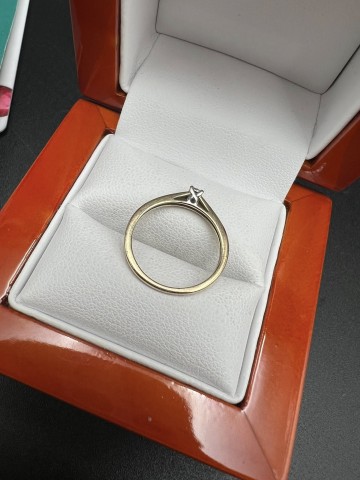 Złoty pierścionek YES z diamentem + certyfikat Pr&oacute;ba 375