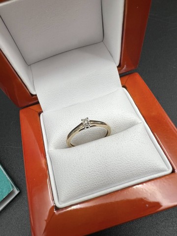 Złoty pierścionek YES z diamentem + certyfikat Pr&oacute;ba 375