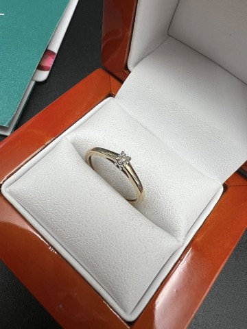 Złoty pierścionek YES z diamentem + certyfikat Pr&oacute;ba 375