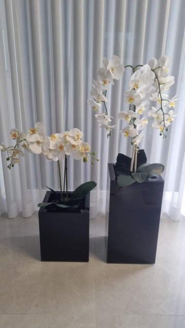 Donice z czarnego szkła