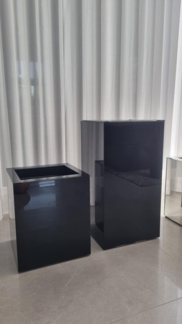 Donice z czarnego szkła