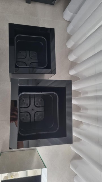 Donice z czarnego szkła