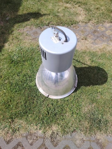 Duża przemysłowa lampa