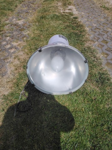 Duża przemysłowa lampa