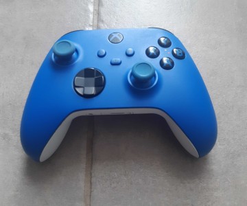 Sprzedam dwa kontrolery do X-BOX ONE