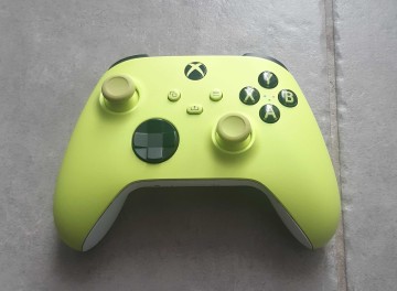 Sprzedam dwa kontrolery do X-BOX ONE