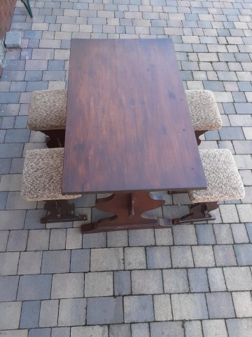 Stolik plus 4 taborety