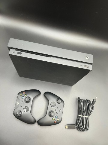 Konsola Xbox One X 1 TB 1787 + 2 pady